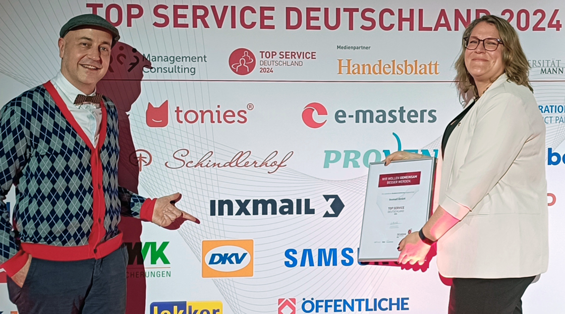 Inxmail belegt Platz 7 im Wettbewerb TOP SERVICE Deutschland 2024 (v. l. n. r. Fabian Maus, Head of Customer Communications and Interactions, und Laura Peiffer, Director of Customer Services