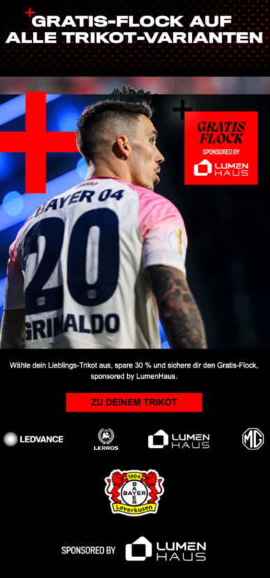 Rückansicht eines Fußballspielers mit 'BAYER 04' Trikot Nummer 20 und Werbebanner 'Gratis-Flock'.