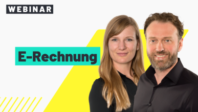 Zwei lächelnde Personen, Frau links und Mann rechts, vor gelbem Dreieck und Schriftzug 'E-Rechnung'.