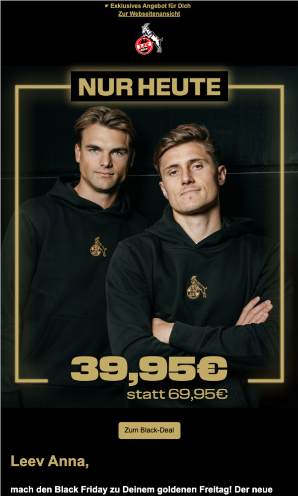 Zwei junge Männer in schwarzen Hoodies mit goldenem Logo und Preisschild 39,95€