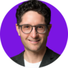 Porträt eines lächelnden Mannes mit Brille vor violettem Kreis