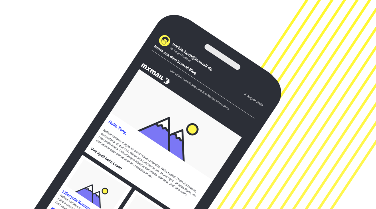 Schräg dargestelltes Smartphone mit Newsletter-Layout, Inxmail-Logo, Berg-Illustration und gelben Streifen rechts.