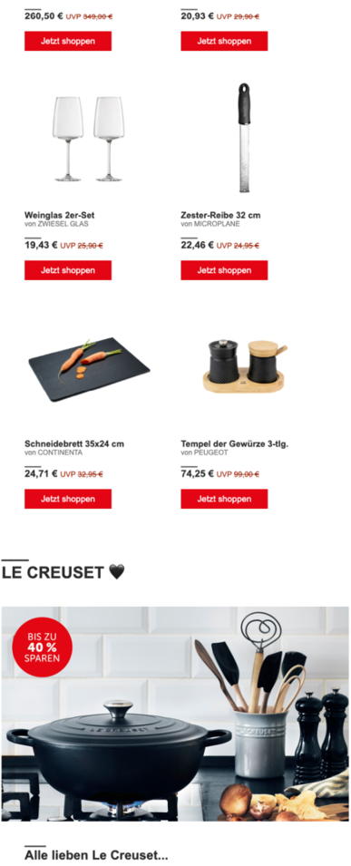 Weingläser, Zester‑Reibe, Schneidebrett, Gewürzmühlen und Le Creuset‑Bräter in Küchenumgebung